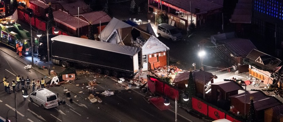 Polski kierowca TIRa nie zginął w momencie, gdy napadł na niego zamachowiec z Berlina – ujawnia Prokuratura Krajowa po sekcji zwłok Łukasza Urbana. Badania ciała Polaka zostały przeprowadzone dziś w Zakładzie Medycyny Sądowej w Szczecinie. Wczoraj ciało 37-latka została przewiezione z Niemiec do Polski. 