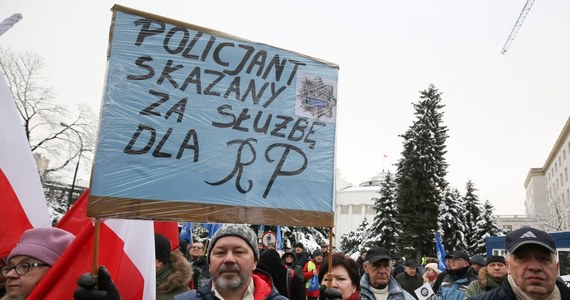 Ustawa dezubekizacyjna wciąż jest na biurku prezydenta Andrzeja Dudy, a do Rzecznika Praw Obywatelskich trafiają pierwsze skargi na jej przepisy. Potwierdza to w rozmowie z RMF FM zastępca RPO, Stanisław Trociuk. Wyjaśnia, że jego biuro zbiera już materiały w tej sprawie i czeka na decyzję głowy państwa. Jeśli prezydent ustawę podpisze, RPO będzie analizował jej zapisy oraz oceni, „z jakich środków może skorzystać, żeby w sposób najbardziej efektywny chronić prawa tych osób, które uważają się za pokrzywdzone tą ustawą”.