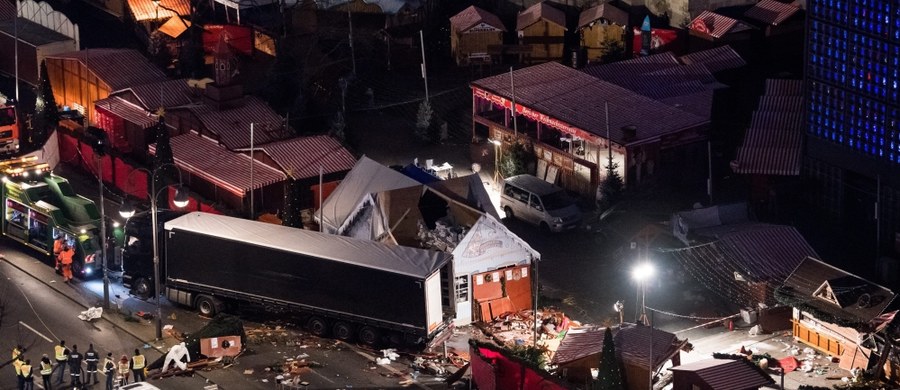 Niemiecka policja ustaliła, w jaki sposób doszło do zatrzymania ciężarówki, która w przedświąteczny poniedziałek wjechała w tłum na jarmarku bożonarodzeniowym w Berlinie - informuje internetowe wydanie tygodnika "Der Spiegel". Według portalu, to komputer pokładowy pojazdu włączył mechanizm ostrego hamowania.