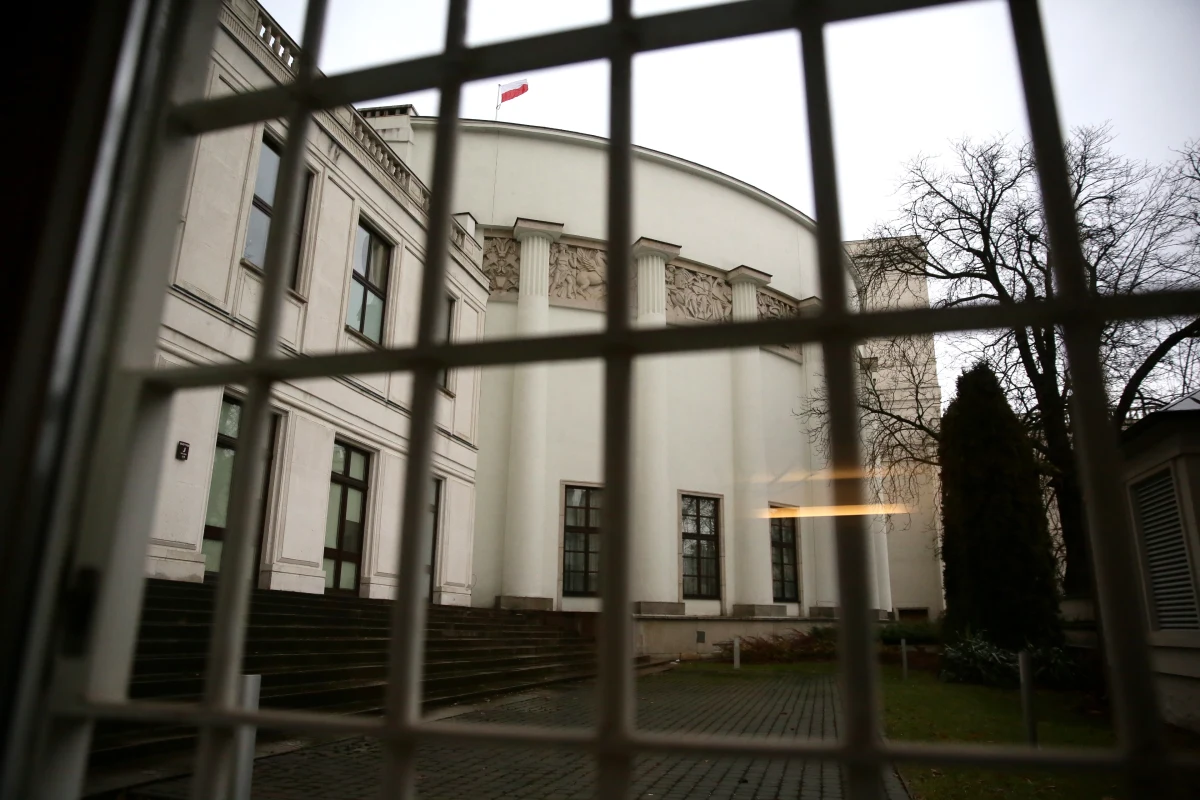 ​Kto pomoże posłom przełamać parlamentarny pat? Może to zrobić mediator. Dziennikarz RMF FM Marcin Zaborski rozmawiał o tym ze specjalistką w tym zakresie, wiceprezes Polskiego Centrum Mediacji Magdaleną Grudziecką. Zapytana o to, czy zaangażowałaby się w sejmową mediację, odparła: "Jeśliby strony chciały, to na pewno nie sama, bo staramy się pracować w parze. Zwłaszcza w tak dużym konflikcie jest to ważne". Przeczytajcie całą rozmowę!