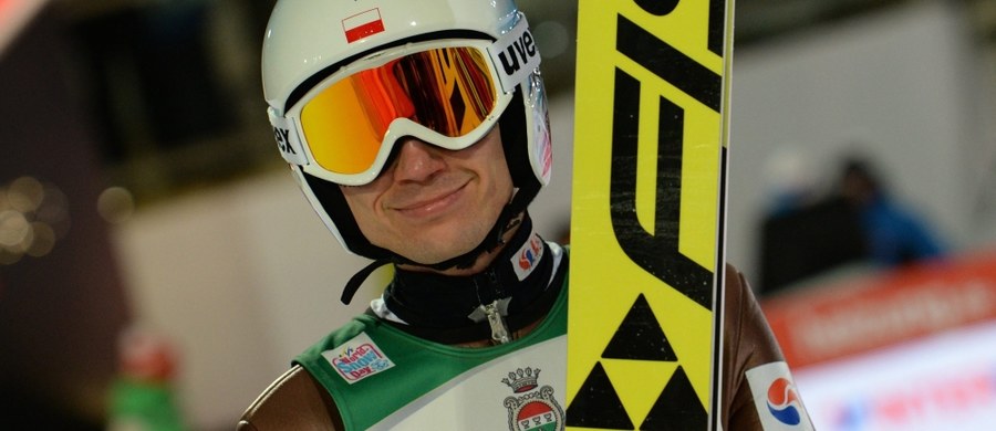 ​Kamil Stoch zajął drugie, a Maciej Kot - piąte miejsce w kwalifikacjach do pierwszego konkursu Turnieju Czterech Skoczni w Oberstdorfie. Zwyciężył Norweg Daniel Andre Tande. W piątkowych zawodach Polacy wystartują w komplecie.