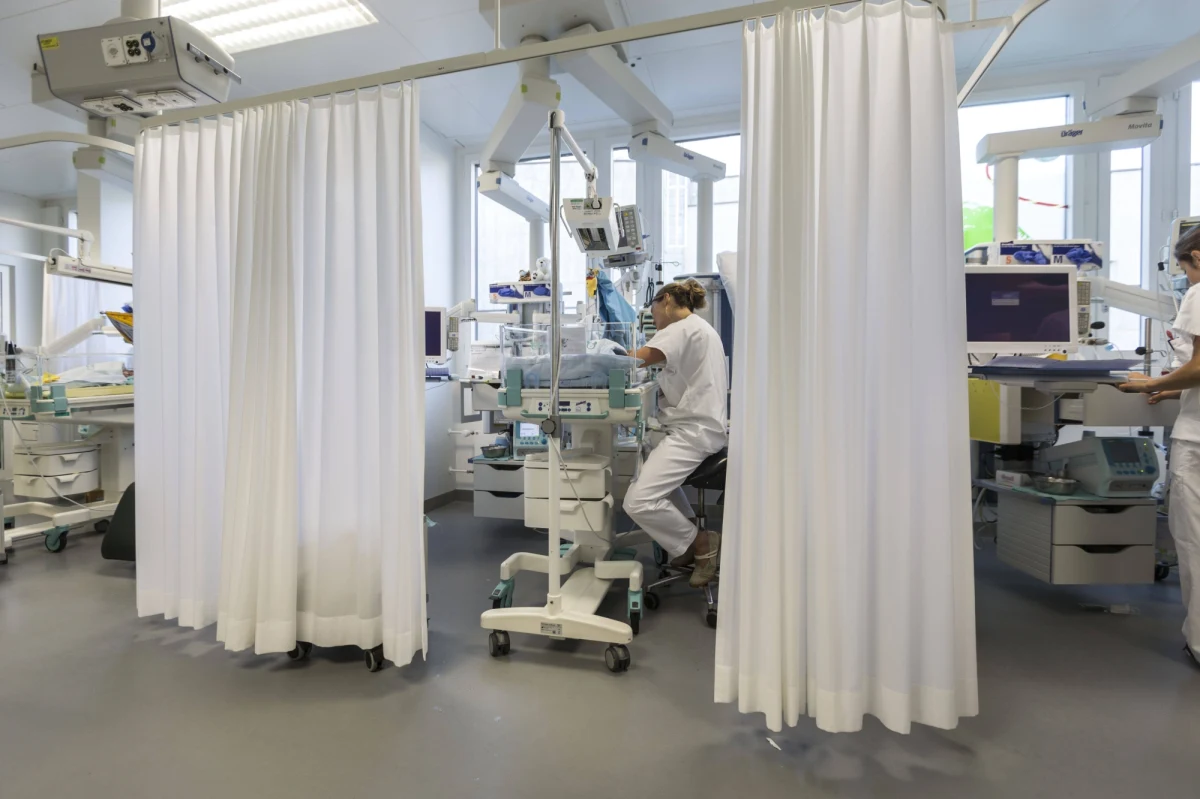 Przepełnione szpitale w Szwecji zmuszają rodziny spodziewające się dzieci do wyjazdu do Finlandii. Dopiero tam kobiety mogą bezpiecznie urodzić - donosi thelocal.se.