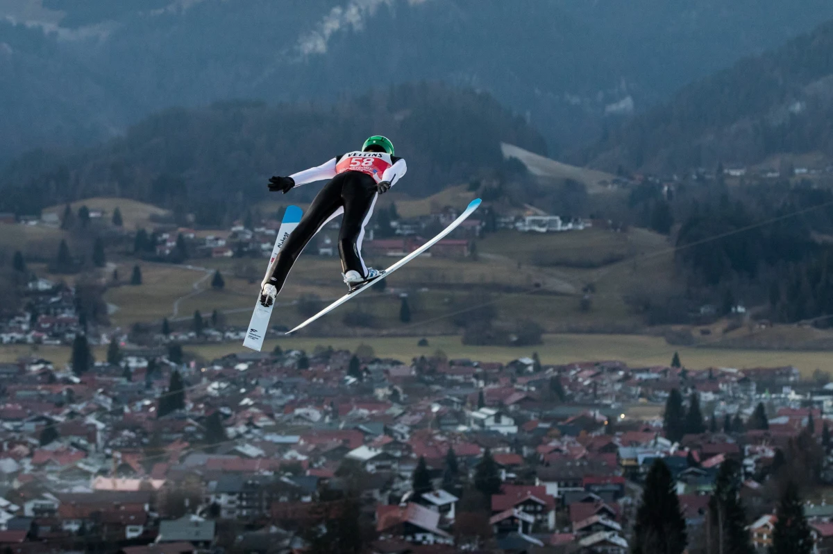 Siedmiu Polaków wystartuje dziś w pierwszym konkursie Turnieju Czterech Skoczni w Oberstdorfie. W kwalifikacjach Kamil Stoch był drugi, a Maciej Kot - piąty. Ponadto wystąpią: Piotr Żyła, Stefan Hula, Dawid Kubacki, Klemens Murańka i Jan Ziobro.