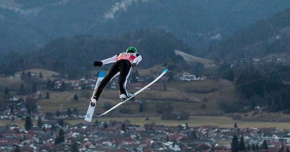 Siedmiu Polaków wystartuje dziś w pierwszym konkursie Turnieju Czterech Skoczni w Oberstdorfie. W kwalifikacjach Kamil Stoch był drugi, a Maciej Kot - piąty. Ponadto wystąpią: Piotr Żyła, Stefan Hula, Dawid Kubacki, Klemens Murańka i Jan Ziobro.