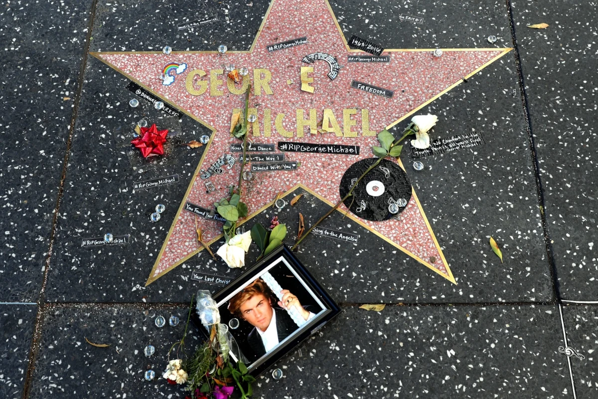 ​Brytyjska policja poinformowała, że przeprowadzona sekcja zwłok piosenkarza George'a Michaela, zmarłego w niedzielę, nie dała jednoznacznych wyników. Konieczne będą dalsze badania, aby ustalić przyczynę jego śmierci - podał serwis BBC. Wyniki będą znane za kilka tygodni.