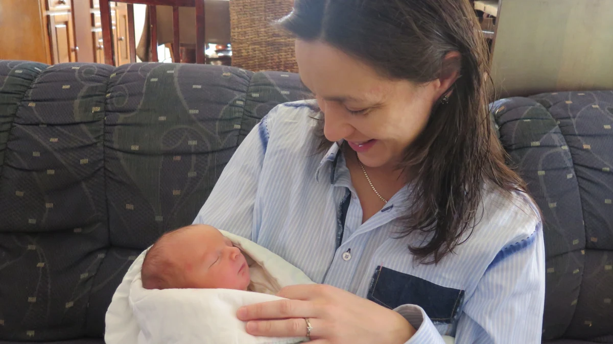 ​"To nic nadzwyczajnego" - mówi pani Dorota Stacharska trzymając w rękach kilkudniowego Ignacego. To już jej ósme dziecko! "Widocznie tak było nam dane i bardzo się z tego cieszymy" - dodaje dumna mama. Poznajcie historię mieszkanki Krakowa, która swoje dzieci urodziła w wodzie w krakowskim szpitalu Ujastek.