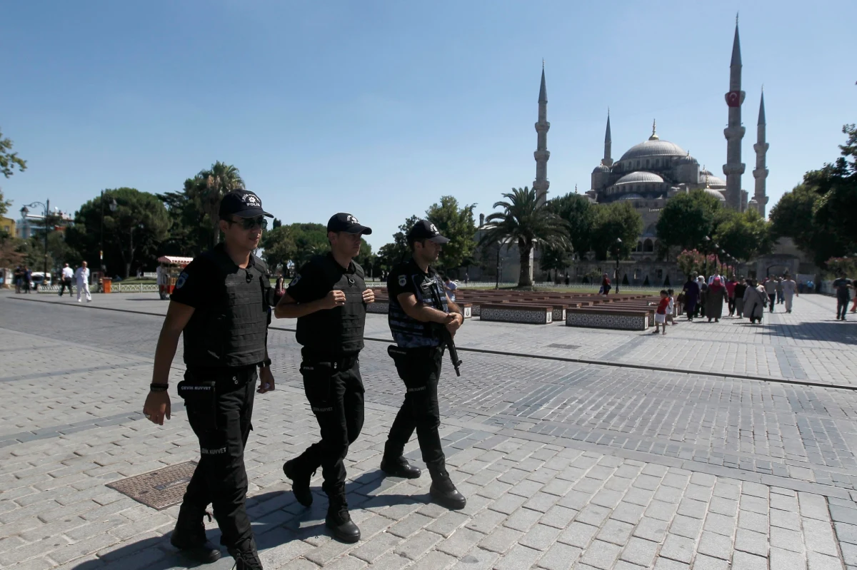 ​Sąd w Stambule wydał nakaz aresztowania kolejnych stu wojskowych różnych stopni, wśród nich grupy oficerów służby czynnej, na podstawie podejrzenia, że utrzymywali kontakty z tureckim kaznodzieją przebywającym w USA Fethullahem Gulenem.