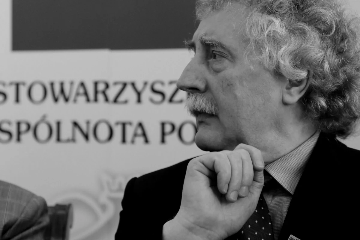 ​Nie żyje Longin Komołowski, człowiek Solidarności, poseł na Sejm RP, wicepremier w rządzie Jerzego Buzka, prezes Wspólnoty Polskiej - podał w piątek wieczorem na Twitterze Jerzy Polaczek, poseł PiS.