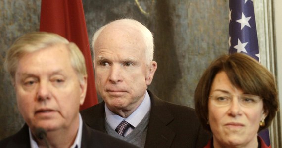 Amerykański senator John McCain powiedział, że Rosja musi ponieść konsekwencje przeprowadzania ataków hakerskich na Stany Zjednoczone. Jego zdaniem na Rosję można nałożyć wiele sankcji. Mogą nimi zostać objęte m.in. instytucje finansowe.