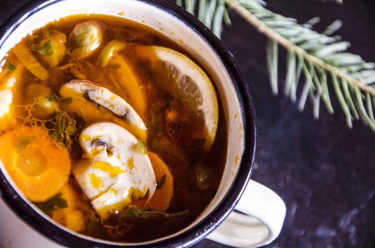 Jeśli dziś Sylwester, to jutro Nowy Rok i... dla wielu osób dzień z ciężką głową. Jak go przetrwać? Na nogi postawi zupa solanka (ros. soljanka) - zupa gęsta, pikantna, rozgrzewająca, i mimo nazwy - nie słona, a kwaśna. A to dzięki ogórkom kiszonym.