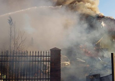 Akcja strażaków po pożarze i wybuchu w Łomiankach