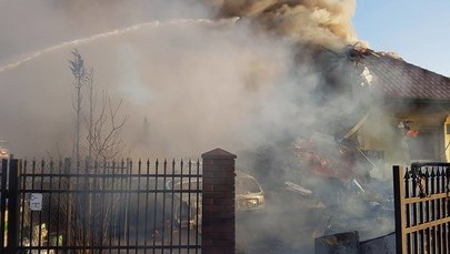 Akcja strażaków po pożarze i wybuchu w Łomiankach
