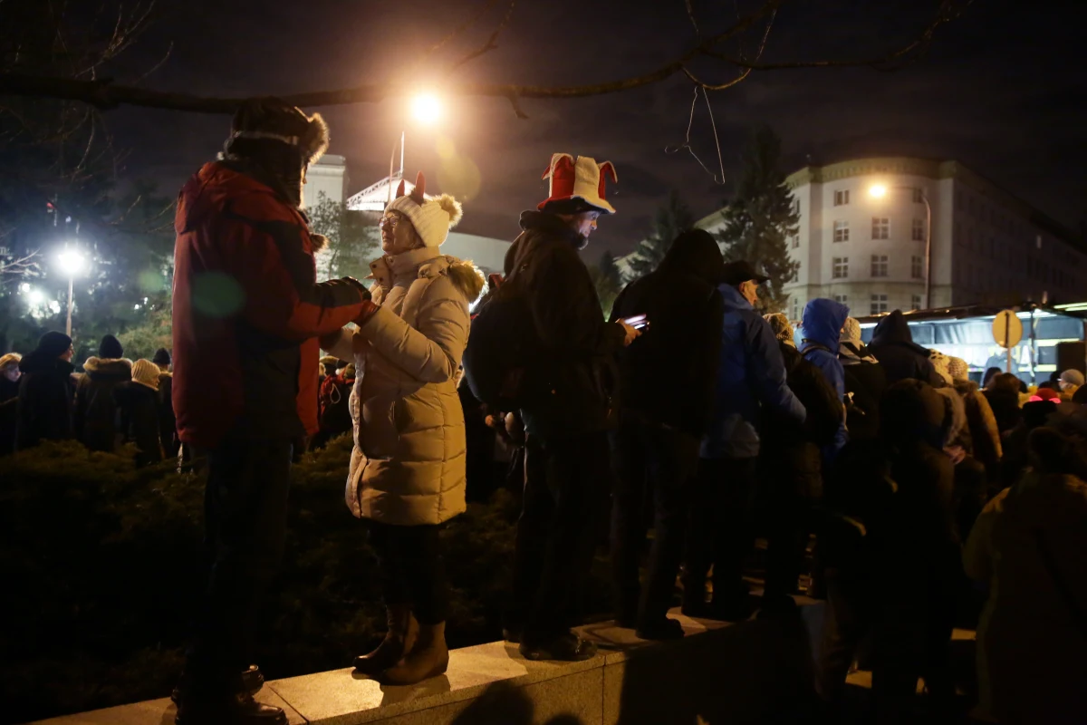 Zdrowia, szczęścia, demokracji - takie życzenia składali sobie o północy zgromadzeni przed Sejmem sympatycy opozycji. Nowy Rok przywitało tam kilkaset osób, w tym politycy, którzy od połowy grudnia protestują w sali plenarnej Sejmu.
