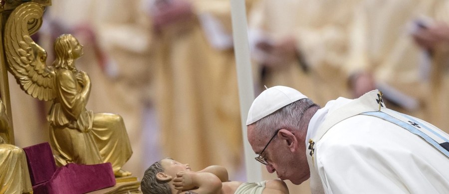 Papież Franciszek podczas mszy w Nowy Rok w Watykanie przestrzegał przed „duchowym osieroceniem”, które nazwał „rakiem, degradującym duszę”. Mówił, że dominująca mentalność sprawia, że narasta zjawisko "braku litości", utraty więzi i poczucia samotności.