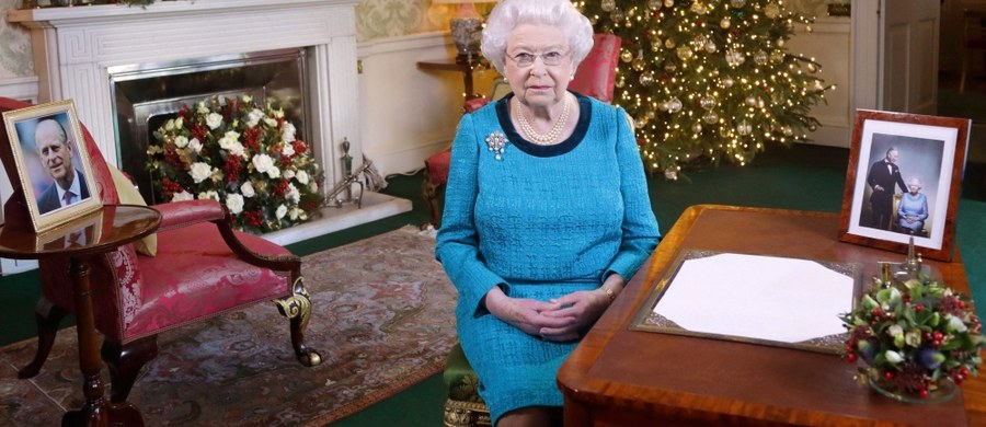​Brytyjska królowa Elżbieta II zrezygnowała z udziału w noworocznym nabożeństwie ze względu na "przeciągające się ciężkie przeziębienie" - poinformował Pałac Buckingham. Monarchini nie była widziana publicznie od 12 dni.
