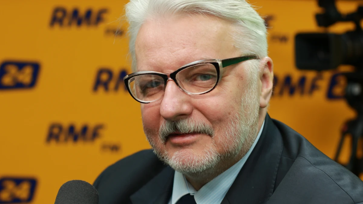 „Chciałbym, żeby od zła i głupoty pozostał (Donald Tusk - przyp. red.) jak najdalej od Polski. To on jest ikoną tych kwestii, o których wspomniał w swoich życzeniach” - tak Witold Waszczykowski skomentował przytoczone przez Roberta Mazurka życzenia noworoczne, jakie przekazał przewodniczący RE; Donald Tusk napisał na swoim Twitterze: „Ojczyznę wolną od zła i głupoty, Panie”. Szef MSZ zapytany w Porannej rozmowie w RMF FM o relacje polsko-niemieckie powiedział: „W tych relacjach nie ma żadnych problemów. Miniony rok był jednym z najbardziej intensywnych”. Waszczykowski odniósł się także do aktualnych działań opozycji, między innymi w Sejmie. „Jest to walka o demokrację w Polsce, demokrację bezprzymiotnikową” - skomentował minister. „Opozycja chce mieć demokrację ideologiczną, która dominuje w niektórych państwach zachodniej Europy” - powiedział gość Roberta Mazurka. Zapytany o głosowanie nad budżetem z 16 grudnia, które zdaniem opozycji było nielegalne, powiedział: „Głosowanie nad budżetem odbyło się zgodnie z procedurami”. 