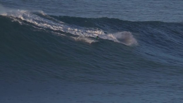 Angielski surfer Andrew Cotton postanowił zmierzyć się z falami w Nazare w Portugalii. Niestety, tym razem fale okazały się za duże i za mocne. Także akcja ratunkowa okazała się bardzo trudna.  Na szczęście wszystko dobrze się skończyło i wszyscy wyszli cało z opresji.