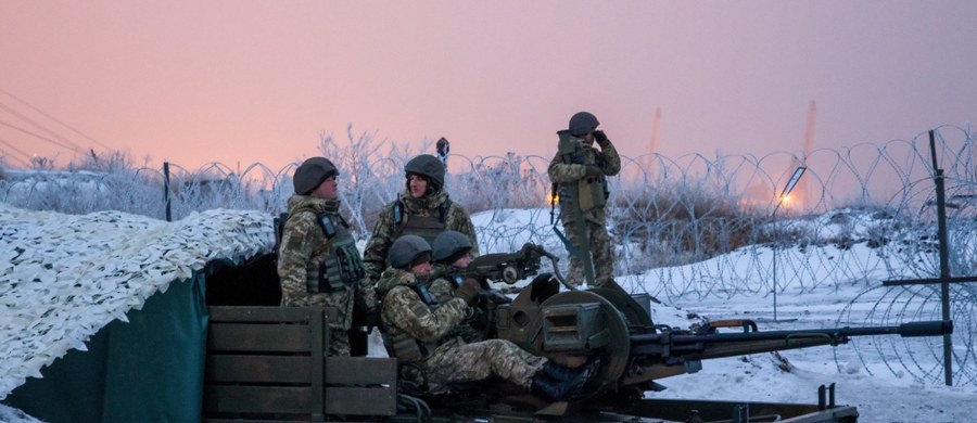 Mimo ustaleń o zawieszeniu broni w konflikcie w Donbasie na wschodzie Ukrainy prorosyjscy separatyści atakowali w pierwszą dobę 2017 roku pozycje ukraińskich sił rządowych - poinformowały w poniedziałek siły zbrojne Ukrainy.