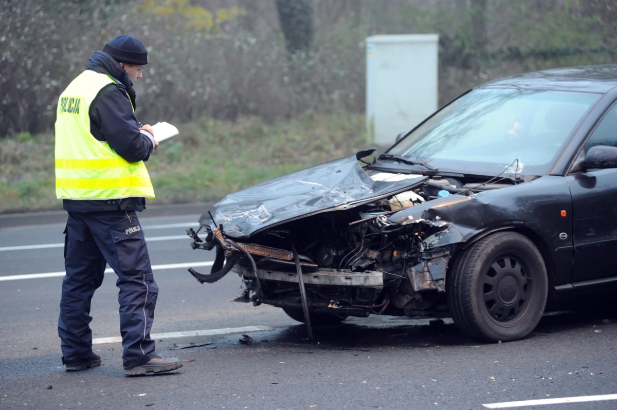 W tym roku rosną kary za brak obowiązkowej polisy OC. W przypadku samochodu ciężarowego wyniesie ona nawet 6 tys. złotych. Właściciel samochodu osobowego bez OC zapłaci do 4 tys. zł - wynika z komunikatu Ubezpieczeniowego Funduszu Gwarancyjnego.