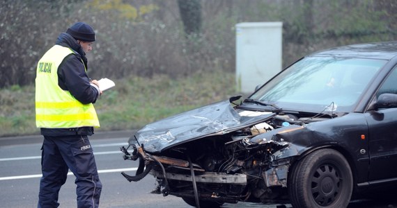 W tym roku rosną kary za brak obowiązkowej polisy OC. W przypadku samochodu ciężarowego wyniesie ona nawet 6 tys. złotych. Właściciel samochodu osobowego bez OC zapłaci do 4 tys. zł - wynika z komunikatu Ubezpieczeniowego Funduszu Gwarancyjnego.