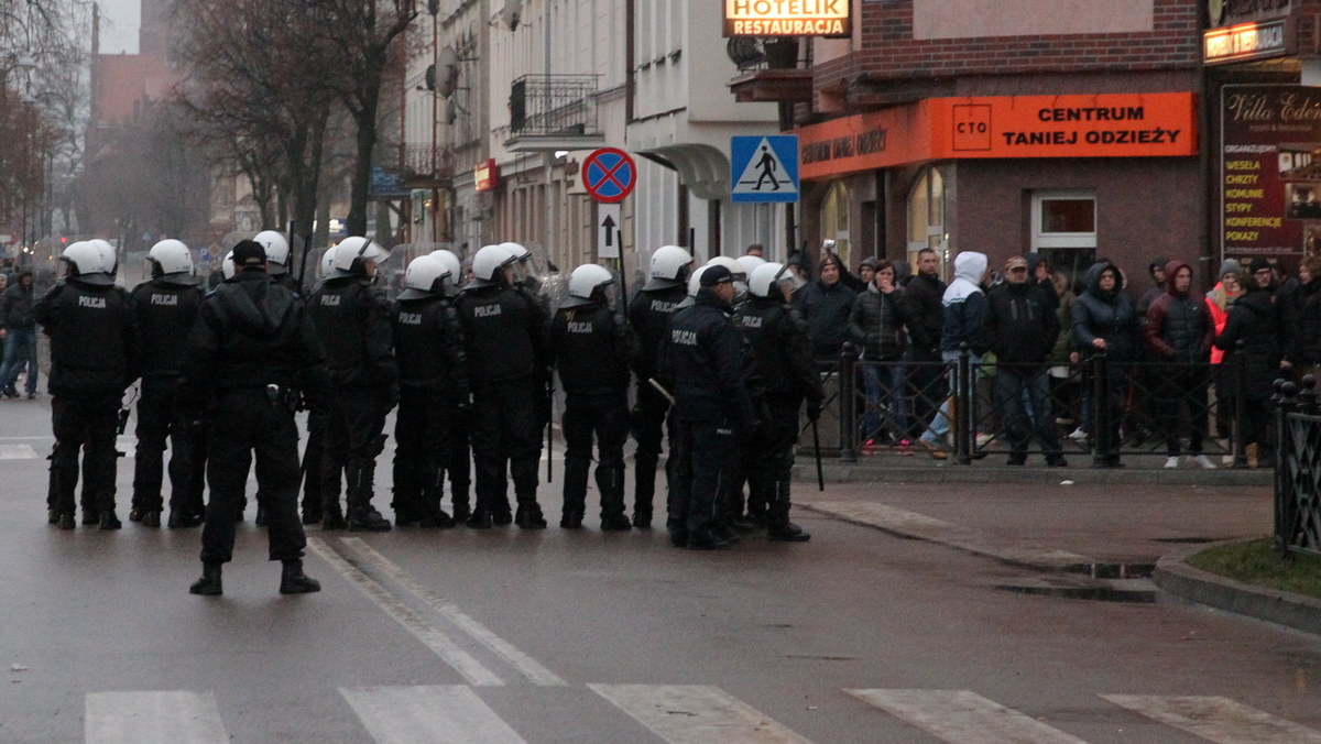 Policja w Ełku wyjaśnia okoliczności zniszczenia mieszkania, które wynajmował jeden z Algierczyków zatrzymanych po śmierci 21-letniego Daniela. ​Mężczyzna zginął w noc sylwestrową, po awanturze przed miejscowym barem z kebabem. 