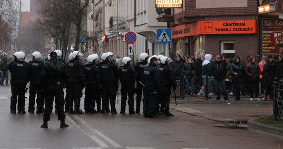 Policja w Ełku wyjaśnia okoliczności zniszczenia mieszkania, które wynajmował jeden z Algierczyków zatrzymanych po śmierci 21-letniego Daniela. ​Mężczyzna zginął w noc sylwestrową, po awanturze przed miejscowym barem z kebabem. 