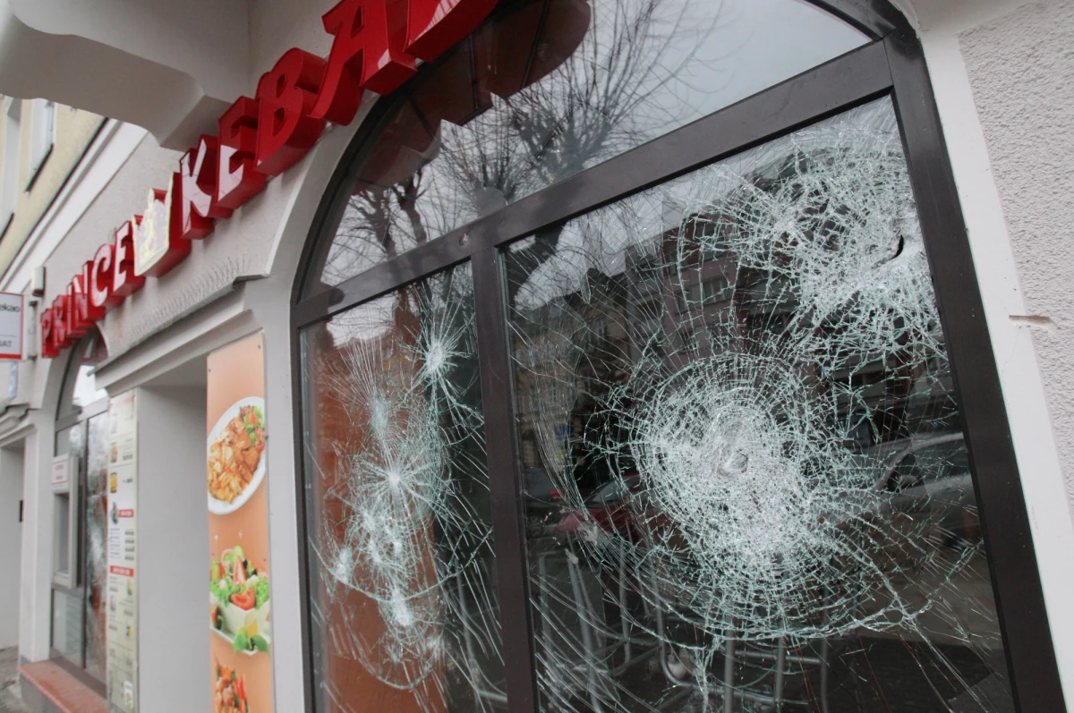 "Po zbrodni w Ełku obawiam się wzrostu negatywnych nastrojów wobec cudzoziemców, dlatego przestrzegam przed uogólnieniami" - mówi w rozmowie z RMF FM wiceminister spraw wewnętrznych Jarosław Zieliński, odpowiedzialny za nadzór nad służbami mundurowymi. Zarzut zabójstwa 21-letniego Daniela usłyszał dziś Tunezyjczyk, który użył noża w trakcie bójki przed barem z kebabem oraz właściciel lokalu - Algierczyk.  