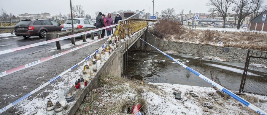Zarzuty spowodowania wypadku ze skutkiem śmiertelnym i prowadzenia samochodu pod wpływem alkoholu usłyszał Ukrainiec, który w sylwestrową noc śmiertelnie potrącił w Jeleniej Górze dwie nastolatki. Dziewczyny wyszły w domu, by obejrzeć o północy pokaz fajerwerków. Jak dowiedział się reporter RMF FM Bartłomiej Paulus, w czasie policyjnego przesłuchania 27-latek nie przyznał się do winy - twierdził, że nie pamięta wypadku. Grozi mu do 12 lat więzienia.