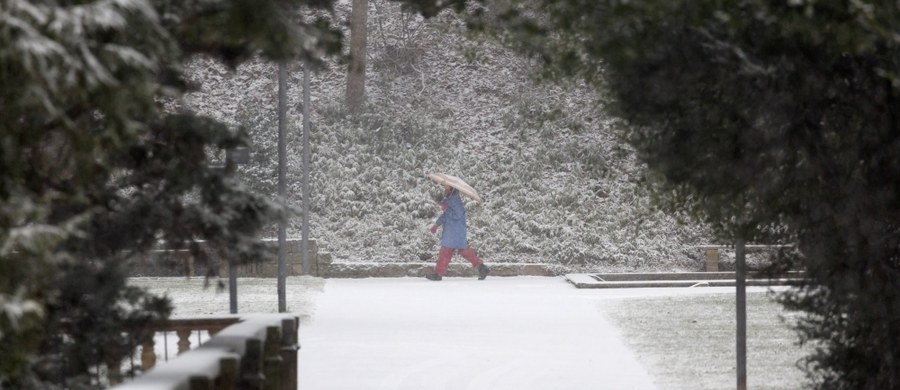 Do Polski wraz z niżem znad Morza Norweskiego wkroczy front atmosferyczny, który przyniesie gwałtowne zmiany w pogodzie. Synoptycy ostrzegają przede wszystkim przed silnym wiatrem osiągającym w porywach nawet do 120 km/h opadami śniegu oraz deszczu ze śniegiem. Najmocniej popada w górach. Niewykluczone są też zawieje i zamieci śnieżne. IMGW wydał ostrzeżenie przed oblodzeniem.  W środę śnieżyce spodziewane są już w całym kraju. W kolejnych dniach ściśnie też tęgi mróz, sięgający minus 14 st. C.