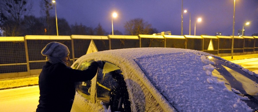 W wielu miejscach w Polsce może w najbliższych godzinach silnie wiać i padać śnieg - poinformowało Rządowe Centrum Bezpieczeństwa. Instytut Meteorologii i Gospodarki Wodnej wydał ostrzeżenia w związku z silnym wiatrem w przeważającej części kraju, a także o intensywnych opadach śniegu - głównie w województwie dolnośląskim.