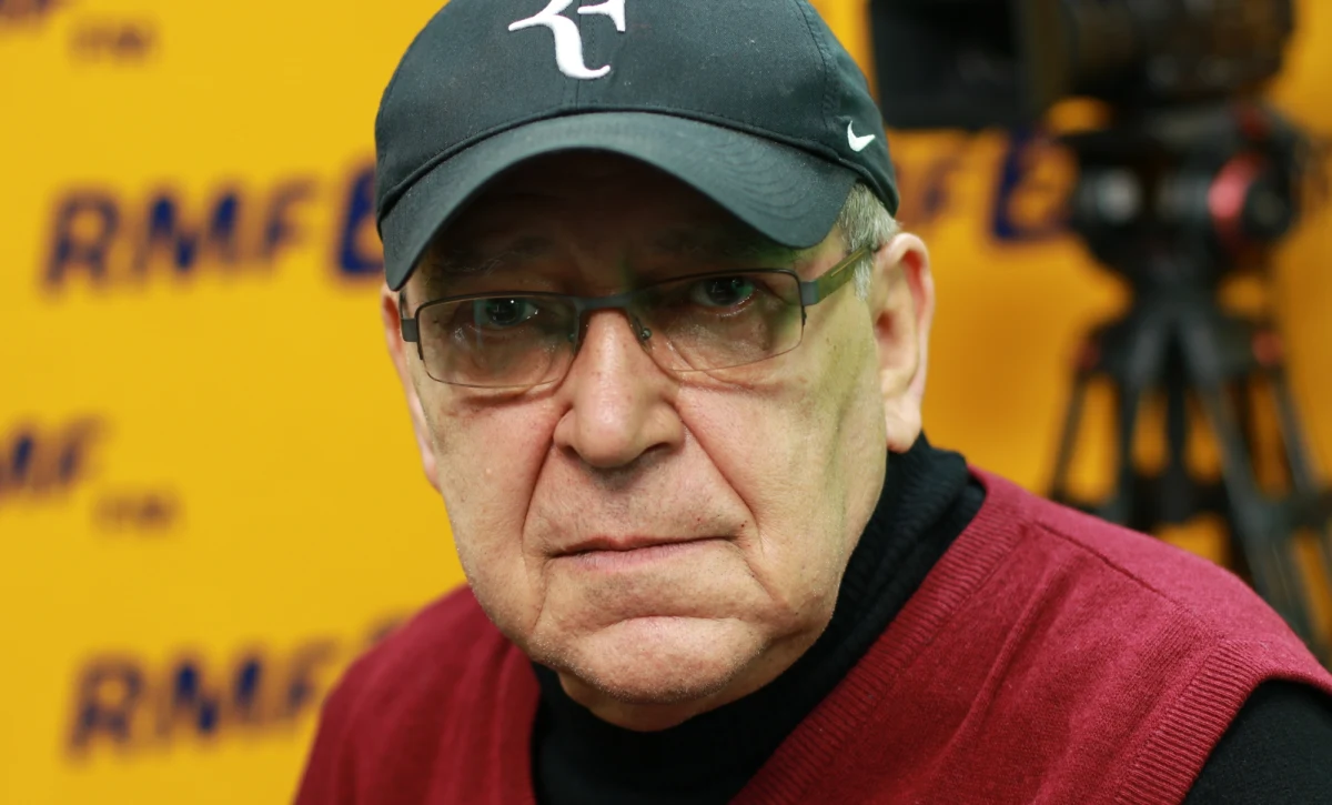 "Poszlaki ws. zabójstwa Ewy Tylman układają się w logiczną całość tylko w wyobraźni prokuratury" - powiedział w Popołudniowej rozmowie w RMF FM mec. Jacek Kondracki. "Jestem głęboko przekonany, że prokuratura pod swoistym przymusem społecznym skierowała akt oskarżenia. Gdyby umorzyła to postępowanie, to całe odjum reakcji społecznej spoczęłoby na prokuraturze z komentarzami: że może układy, może nieróbstwo" - dodał prawnik. W rozmowie z Marcinem Zaborskim Kondracki powiedział także, że pierwsza rozprawa pokazała, że działania policji są dramatycznie bezczelne. "Dla mnie ta sprawa działania policjantów jest całkowicie zrozumiała: oni wiedzieli od początku, że jeżeli nie wymuszą na podejrzanym przyznania się, to mają złą sprawczość" - powiedział Kondracki. Dopytywany przez Marcina Zaborskiego, czy wierzy oskarżonemu, który mówi, że był zastraszany, odpowiedział: "Ale oczywiście, że tak. (...) Z dużym stopniem prawdopodobieństwa spodziewam się uniewinnienia Adama Z.".