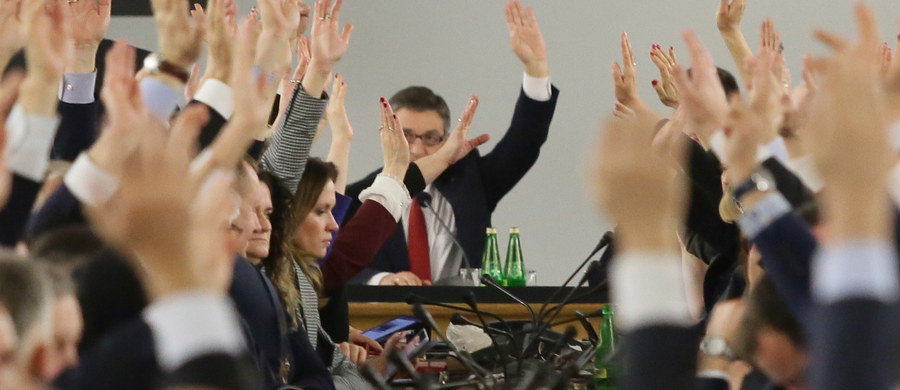​Kancelaria Sejmu przekazała nagrania monitoringu z głosowań w Sali Kolumnowej prokuraturze i policji; czekamy na zgodę na ich opublikowanie - powiedział dziennikarzom szef biura prasowego Sejmu Andrzej Grzegrzółka.