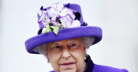Brytyjska królowa Elżbieta II wznowiła obowiązki służbowe, wręczając na prywatnej ceremonii odznaczenie swemu współpracownikowi. Monarchini wciąż dochodzi do siebie po ciężkim przeziębieniu, z powodu którego nie była m.in. na nabożeństwie w Nowy Rok.