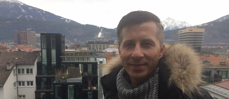 Kiedy Adam Małysz w 2001 roku wygrywał w Innsbrucku konkurs zaliczany do Turnieju Czterech Skoczni, w miejscowym klubie piłkarskim Tirolu Innsbruck występował napastnik Radosław Gilewicz. 10-krotny reprezentant Polski i obecny ekspert Eurosportu przyznaje jednak, że w tamtych czasach skoków nie oglądał. 