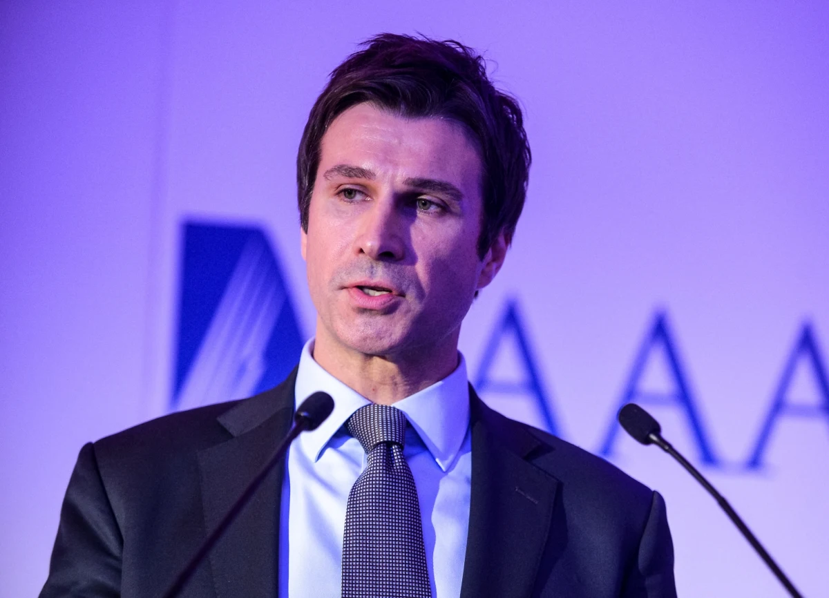 "Informujemy, że pan Robert Grey nie jest zatrudniony w MSZ" - usłyszał reporter RMF FM w biurze prasowym ministerstwa spraw zagranicznych. Grey był wiceministrem przez dwa miesiące. Został odwołany w trybie pilnym - stanowisko miał stracić za kontakty z amerykańskimi służbami. Witold Waszczykowski twierdził wtedy, że przyczyną była "zmiana koncepcji kierownictwa" MSZ.