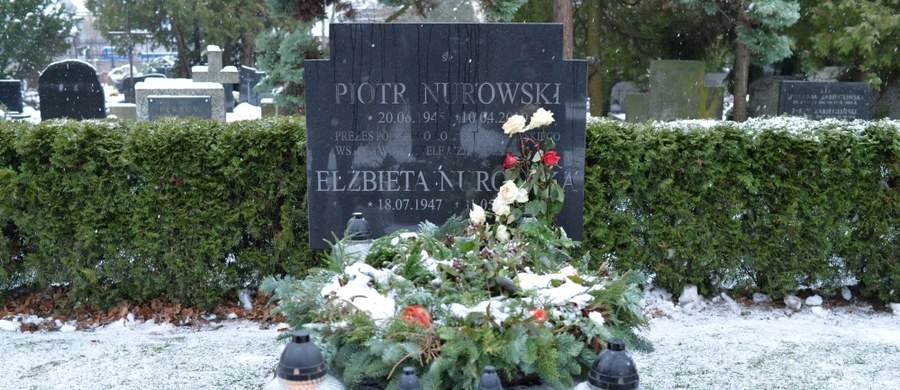 Prokuratura oficjalnie potwierdza, że w grobie byłego szefa PKOl-u Piotra Nurowskiego było pochowane ciało prezydenckiego ministra Mariusza Handzlika. Potwierdziły to badania DNA. Teraz śledczy czekają na oficjalne wyniki badań szczątków ekshumowanych z grobu Handzlika. To prawdopodobnie ciało Piotra Nurowskiego.