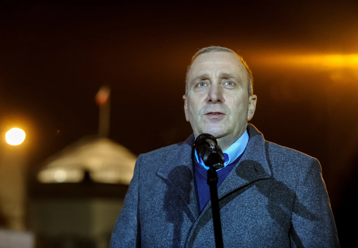 "Jestem zdumiony deklaracją szefa Nowoczesnej Ryszarda Petru ws. poprawek do budżetu na 2017 r. Chcę przypomnieć, że znalazł się w innej strefie klimatycznej i powinien ważyć słowa w takich sprawach" - poinformował lider PO Grzegorz Schetyna. Petru spotkał się z wicemarszałkiem Senatu Adamem Bielanem z PiS i zaapelował do senatorów Prawa i Sprawiedliwości o zgłoszenie poprawek do budżetu, które miały być przedmiotem sejmowej debaty. Przyznał jednocześnie, że rozmawia w sprawie zażegnania sporu w parlamencie także z politykami PiS. 