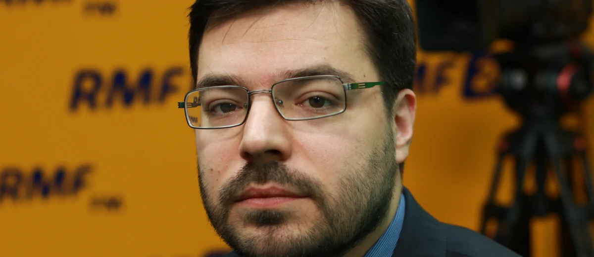 "My stoimy ponad tym konfliktem, dlatego, że dla nas jest to coraz bardziej żenujące" - powiedział w Popołudniowej rozmowie w RMF FM Stanisław Tyszka odnosząc się w ten sposób do protestu posłów na sali plenarnej. Wicemarszałek Sejmu dodał, że zarówno on, jak i lider jego ugrupowania - Paweł Kukiz - od dawna apelują, aby obie strony partyjnego konfliktu się cofnęły, przypomniały sobie, że reprezentują obywateli i doszły do porozumienia. "W momencie, gdy niektórzy posłowie by się nie podporządkowali, to oczywiście uważam, że trzeba by użyć Straży Marszałkowskiej" - podkreślił Tyszka dodając: "Ci ludzie dostają miesięcznie 10 tys. zł z pieniędzy podatników. Ich obowiązkiem jest służyć obywatelom, reprezentować ich, a nie robić sobie selfie i śpiewać na sali plenarnej". 