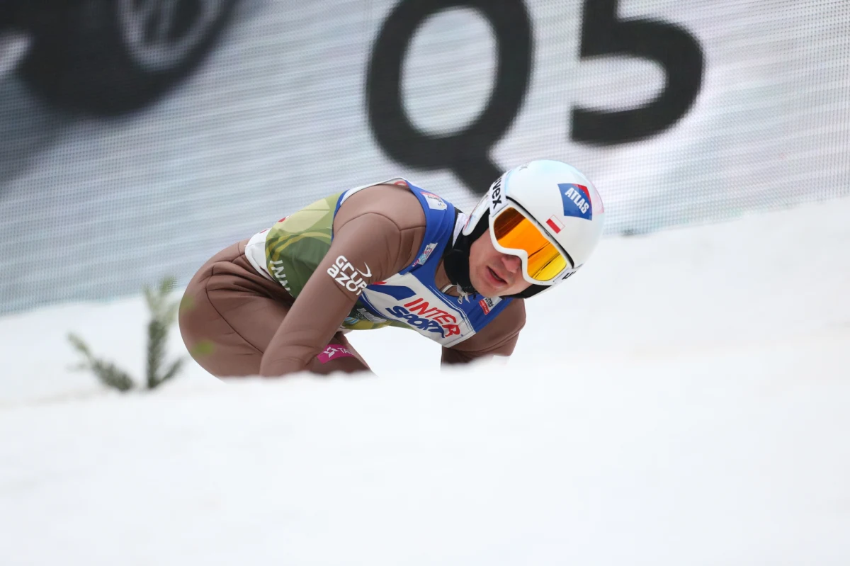 "No dobrze, koniec siania plotek. Pora na wiadomości z pierwszej ręki. Jestem po prześwietleniu, poza małym krwiakiem nic mi nie jest" - napisał na Facebooku Kamil Stoch, który upadł podczas serii próbnej w Innsbrucku. W trzecich zawodach Turnieju Czterech Skoczni zajął czwarte miejsce. 