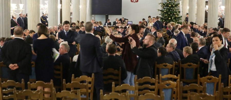 Działania marszałka Marka Kuchcińskiego z PiS są zgodne z regulaminem sejmu i konstytucją – wynika z opinii prawnych zleconych przez Kancelarię Sejmu. Chodzi o sytuację z 16 grudnia, kiedy obrady zostały przeniesione do Sali Kolumnowej. Sala plenarna została zablokowana przez opozycję, protestującą przeciwko wykluczeniu z obrad jednego z posłów i ograniczaniu praw dziennikarzy w parlamencie.