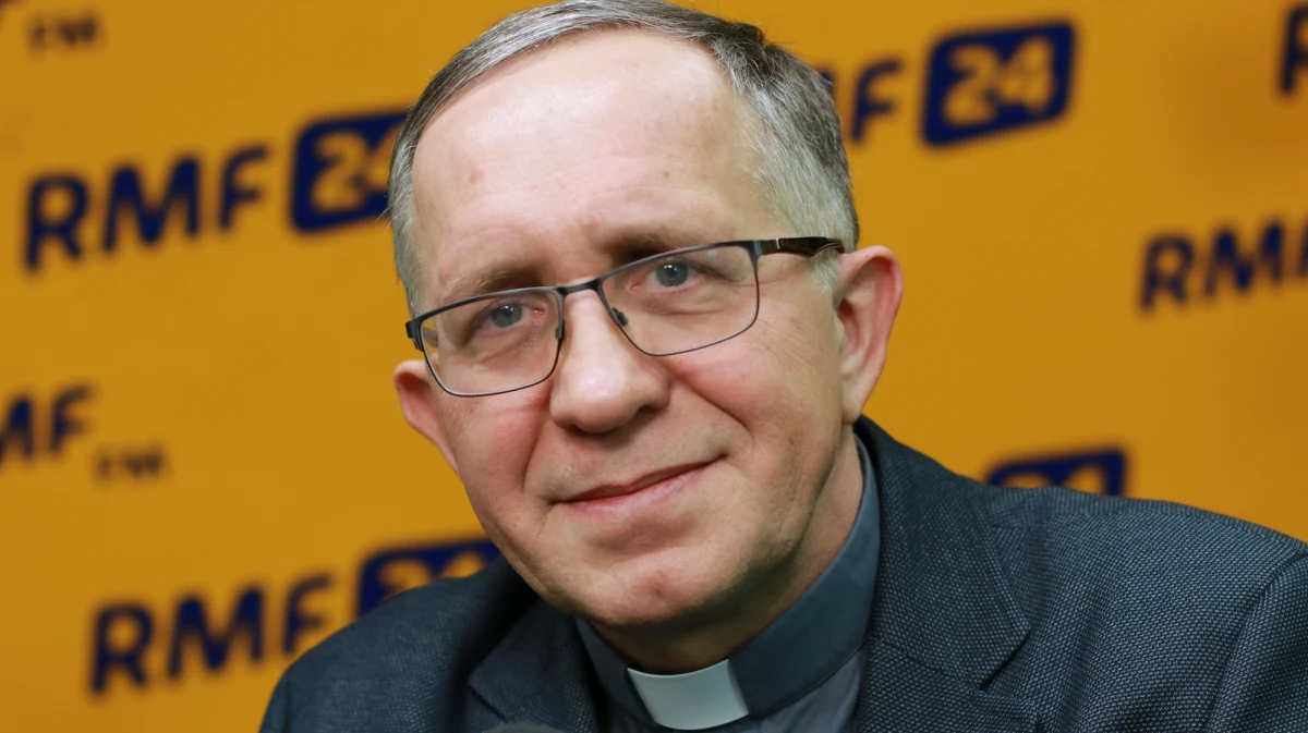 "Ewangelia mówi, że przybyli ze wschodu magowie. Ilu ich było? Historycy zawsze szukają liczby symbolicznej, a więc czterech, bo cztery strony świata, więc z czterech stron przybyli, dwunastu, dwanaście pokoleń Izraela, to musi być dwunastu pogan, którzy przybywają, ale najczęściej trzech. Dlaczego trzech? Bo trzy dary przynieśli, więc każdy musiał mieć dar, bo bez daru po co przychodzić?" - mówi ks. Józef Naumowicz w świątecznej rozmowie z Robertem Mazurkiem. Zapraszamy do obejrzenia specjalnego wywiadu o tradycjach związanych z obchodzonym dziś świętem Trzech Króli. 