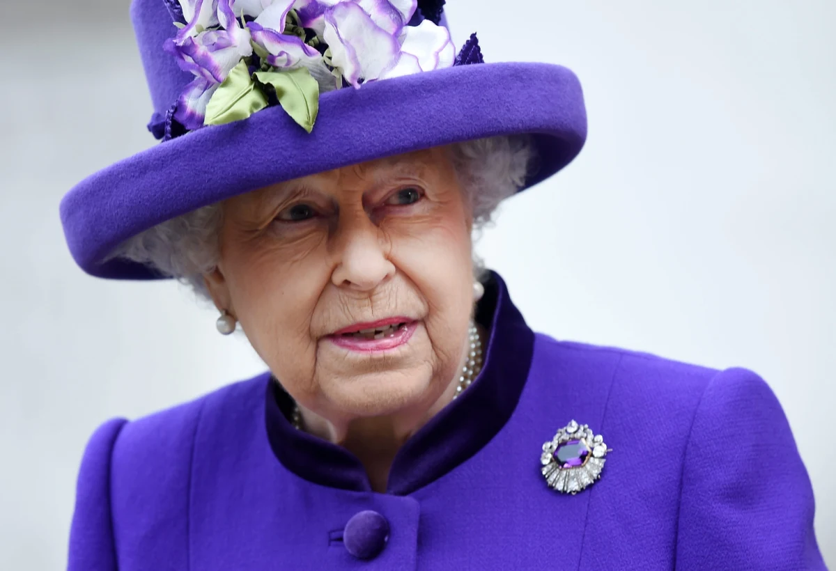 Zwyczaj wychodzenia na spacer przed Pałac Buckingham omal nie skończył się kilka lat temu fatalnie dla królowej Elżbiety II. "The Times" ujawnił właśnie, że niewiele brakowało, by monarchinię zastrzelił... jeden z jej strażników.