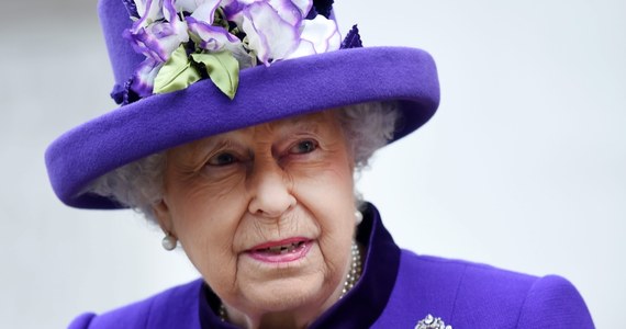 Zwyczaj wychodzenia na spacer przed Pałac Buckingham omal nie skończył się kilka lat temu fatalnie dla królowej Elżbiety II. "The Times" ujawnił właśnie, że niewiele brakowało, by monarchinię zastrzelił... jeden z jej strażników.