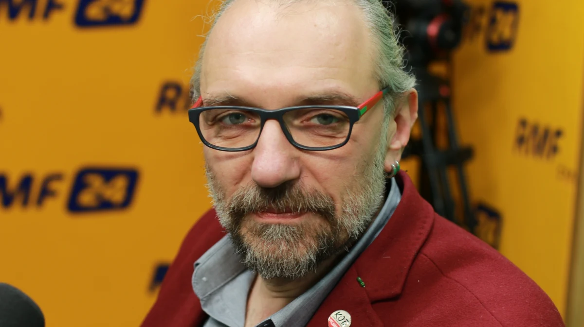 „Cała ta sytuacja jest mocno niezręczna” - tak odniósł się lider Komitetu Obrony Demokracji Mateusz Kijowski do doniesień mediów o fakturach, które firma Kijowskiego wystawiała KOD za wykonywanie usług informatycznych. „Nie ma tu żadnego nadużycia, ani żadnej sensacji” - powiedział. „Myślę, że KOD jest skupiony wokół ważnych idei i tego typu sprawa nie powinna mu zaszkodzić” - przyznał gość Marcina Zaborskiego. „To nie są pieniądze przekazywane dla mnie” - zapewnił Mateusz Kijowski. „Nie zarabiałem w KOD-zie. Spółka realizowała pewne usługi i za te usługi wystawiała faktury. Ja byłem na umowie o pracę w tejże spółce” - powiedział lider KOD. „Co najmniej z dwiema osobami z zarządu KOD-u osobiście rozmawiałem o tych fakturach” - przyznał gość Popołudniowej rozmowy w RMF FM. Lider KOD nie wskazał jednak, z kim o tym rozmawiał. „Mam świadomość tego, jak to jest odbierane przez ludzi. Mam świadomość tego, że można mieć zastrzeżenia. Po pierwsze, to nie była decyzja przeze mnie podejmowana. Po drugie, była ona podejmowana zgodnie z procedurami. Nie ma żadnego naruszenia zasad, ani przepisów, chociaż niezręczność oczywiście w tym wszystkim jest” - powiedział Mateusz Kijowski.