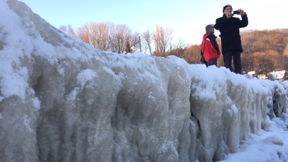 Ławka z lodu, gigantyczne sople... Mróz w Gdyni-Orłowie