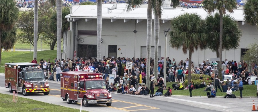 Policja zidentyfikowała zatrzymanego sprawcę strzelaniny na lotnisku Fort Lauderdale-Hollywood na Florydzie.  To zwolniony z armii 26-letni Esteban Santiago, który służył w Iraku. został wydalony ze służby ze względu na niezadowalające wyniki. W strzelaninie zginęło pięć osób, a osiem zostało rannych. 

