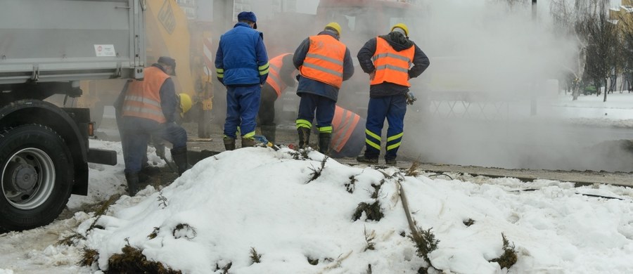 Ok. 35 tys. mieszkańców małopolskiego Chrzanowa miało o poranku problemy z ogrzewaniem mieszkań. Powodem była awaria magistrali ciepłowniczej. Sygnał dostaliśmy od Was na Gorącą Linię RMF FM. Awaria ciepłownicza pojawiła się także w Rybniku - kolejna w ciągu ostatnich dni. Zgodnie z zapewnieniami służb, została usunięta w sobotnie popołudnie.