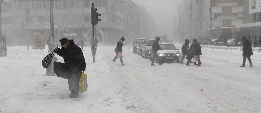 Ponad 75 tysięcy gospodarstw domowych w blisko 300 miejscowościach Bułgarii jest odciętych prądu po obfitych opadach śniegu - poinformowała minister energetyki tego kraju Temenużka Petkowa. Najtrudniejsza jest sytuacja na północnym wschodzie kraju. Zaspy na drogach sięgają tam nawet czterech metrów.