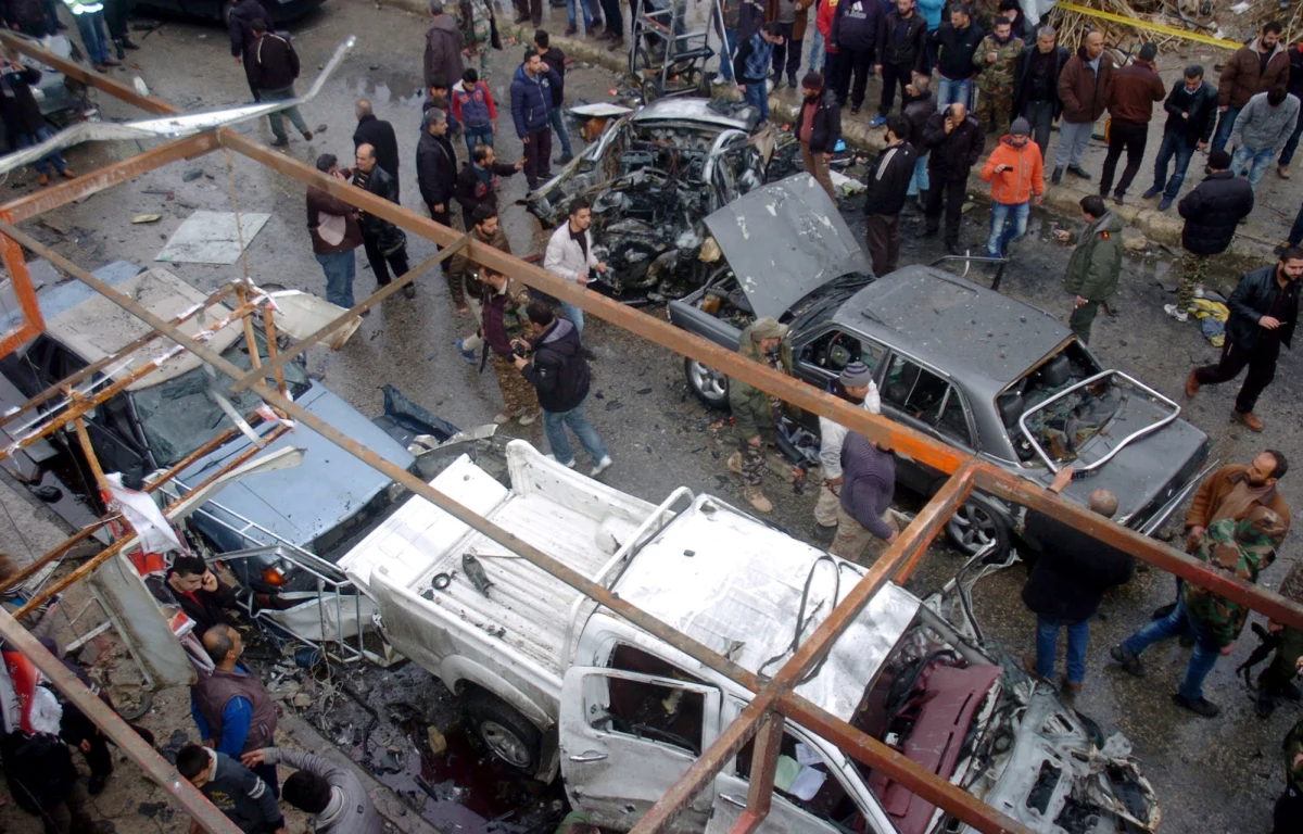 ​Co najmniej 43 osoby, a nie 19, jak wcześniej podawano, zginęły w wybuchu samochodu pułapki w opanowanej przez rebeliantów syryjskiej miejscowości Azaz na północy kraju, przy granicy z Turcją - podało Syryjskie Obserwatorium Praw Człowieka. To głównie cywile.