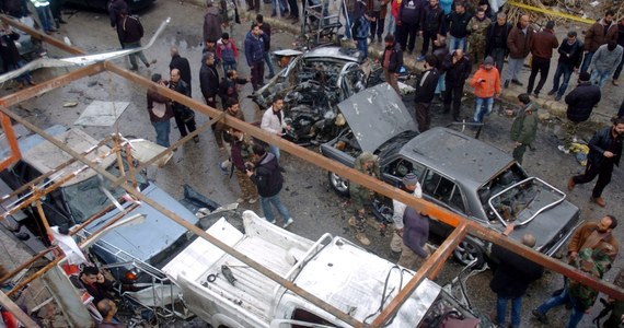 ​Co najmniej 43 osoby, a nie 19, jak wcześniej podawano, zginęły w wybuchu samochodu pułapki w opanowanej przez rebeliantów syryjskiej miejscowości Azaz na północy kraju, przy granicy z Turcją - podało Syryjskie Obserwatorium Praw Człowieka. To głównie cywile.